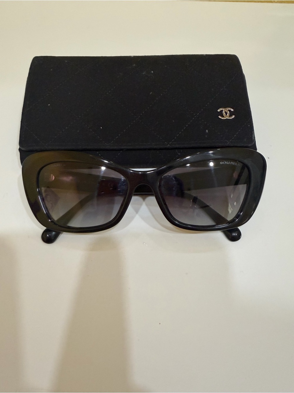 CHANEL Black Oversized Gradient Sunglasses with Quilted Case - Chic Logo Accent
